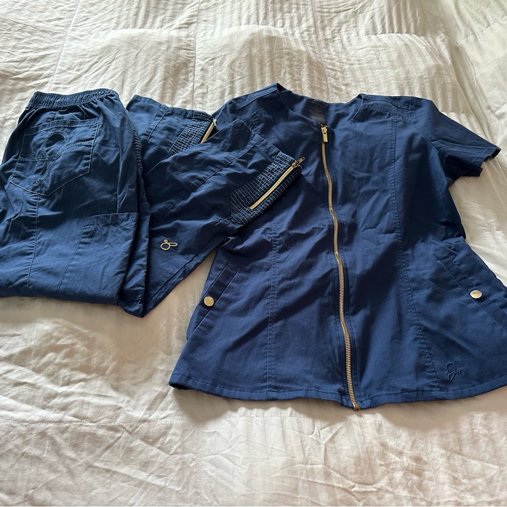 Jaanuu Navy scrub set. Size Medium top. Size small bottoms.